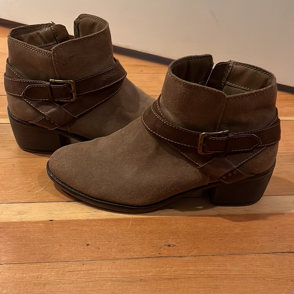 Cute women’s boots with buckle strap and zipper side.